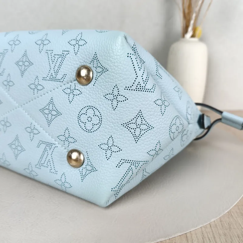 Louis Vuitton Crossbody Bag BELLA Green Calfskin 22 × 14 × 20 cm — detail view 2 of 11