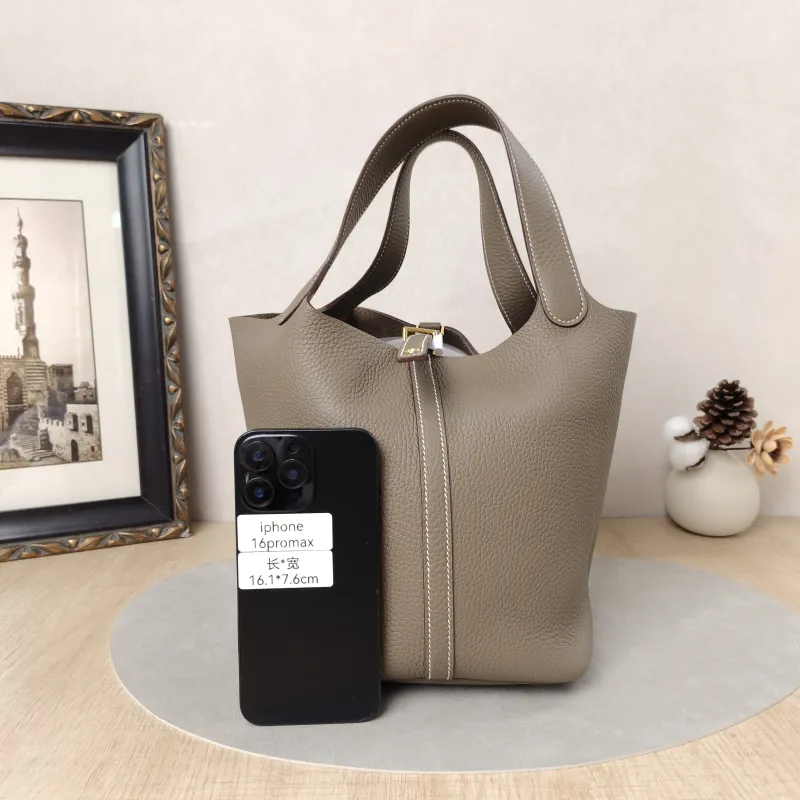 Hermès Top Handle Bag Picotin Lock 22 22 Clemence Taurillon TC Calfskin Medium22 × 18 × 21 cm — cover view 5 of 6