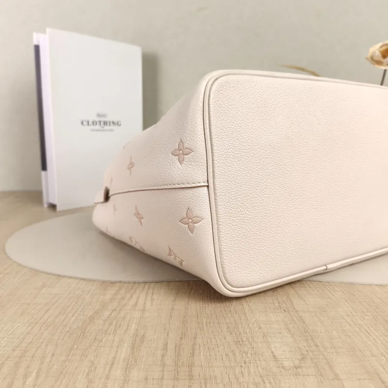 Louis Vuitton Shoulder Bag NÉONOÉ Bucket Bag White Empreinte Embossed Calfskin Medium26 × 17.5 × 26 cm — detail view 11 of 11