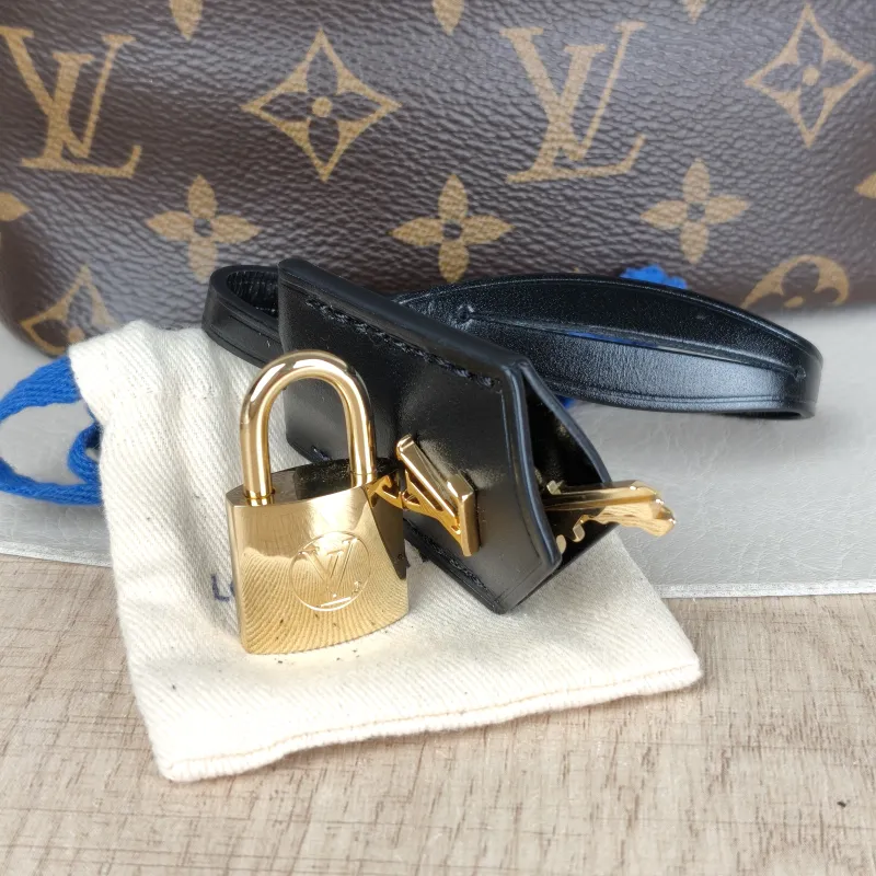 Louis Vuitton Shoulder Bag VANITY Cosmetic Bag Monogram PVC Small19 × 11 × 13 cm — detail view 6 of 13