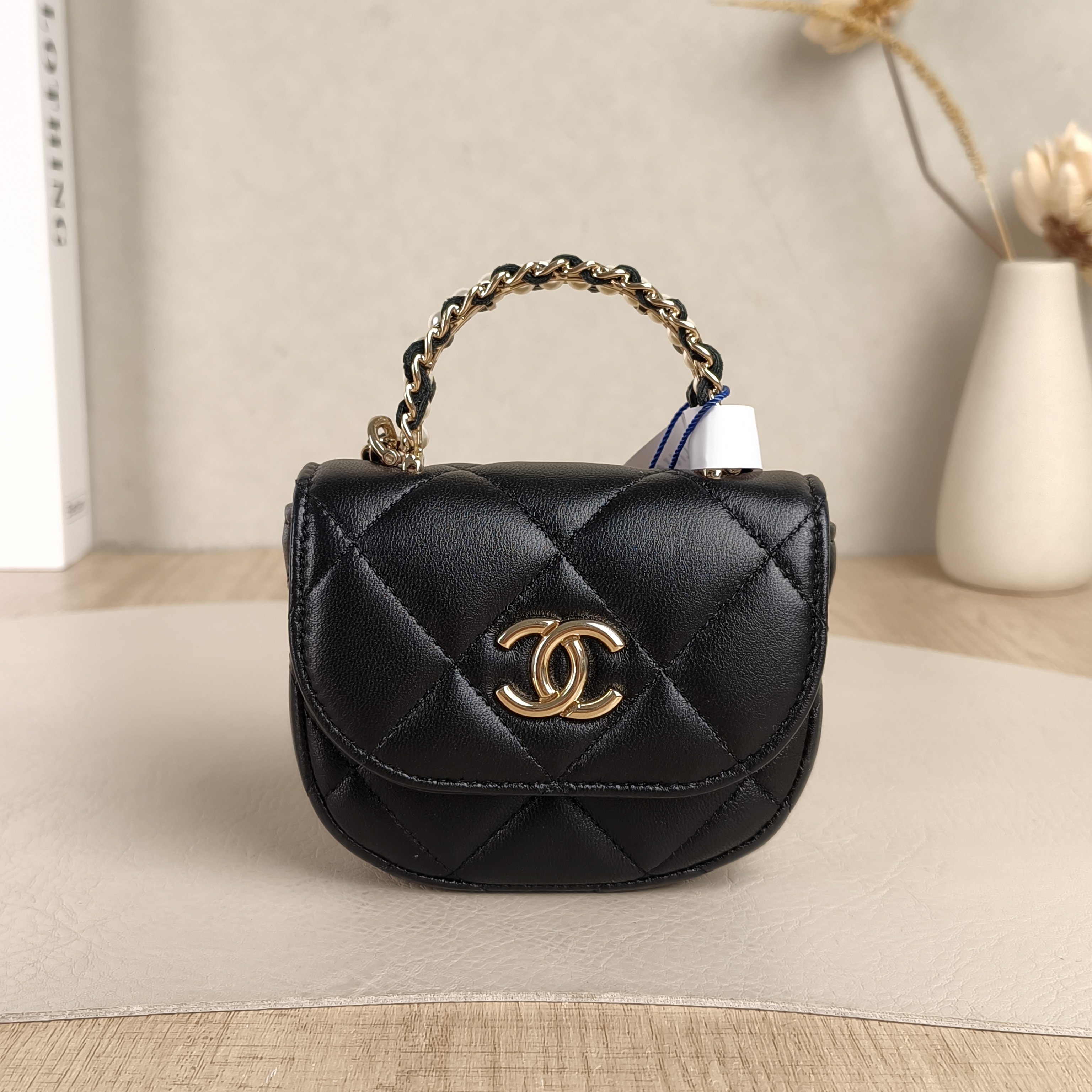 Chanel Crossbody Bag22a Pearl mini Black Lambskin Mini11 × 2.5 × 9 cm