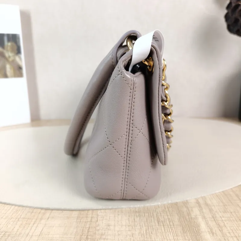 Chanel Shoulder Bag Shoulder Bag Grey Lambskin One Size25 × 5 × 14.5 cm — detail view 1 of 12