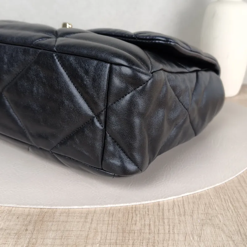 Chanel 19Bag Black Lambskin Medium30 × 10 × 20 cm — detail view 8 of 15