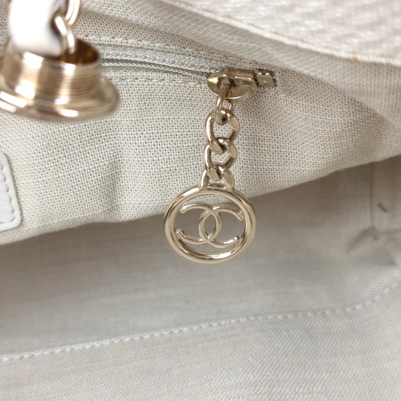 Chanel Shoulder Bag White Canvas One Size 32 × 16 × 23 cm — detail view 4 of 17