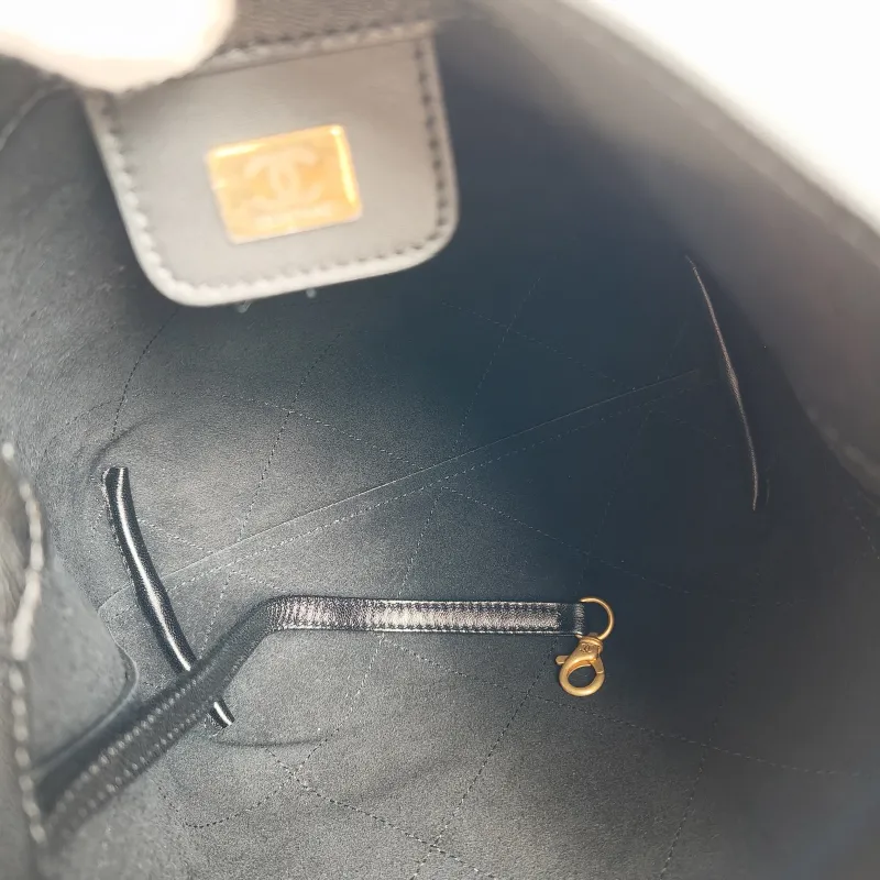 Chanel Shoulder Bag hobo Black Lambskin One Size 20 × 9 × 20 cm — detail view 1 of 10