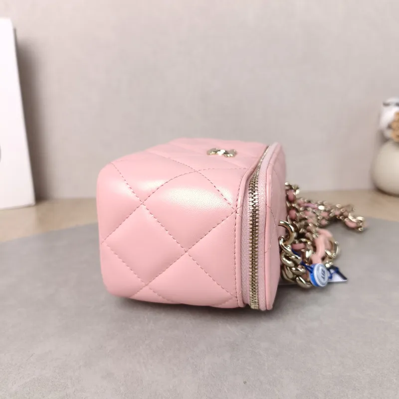 Chanel Crossbody Bag Edition Pink Lambskin One Size 16 × 8 × 9.5 cm 31 — detail view 2 of 12