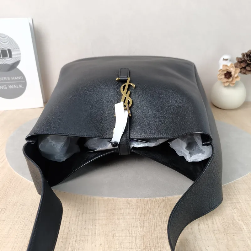 SAINT LAURENT Shoulder Bag LE 5 À 7 Hobo Black Calfskin Large30 × 13 × 31 cm — detail view 6 of 11