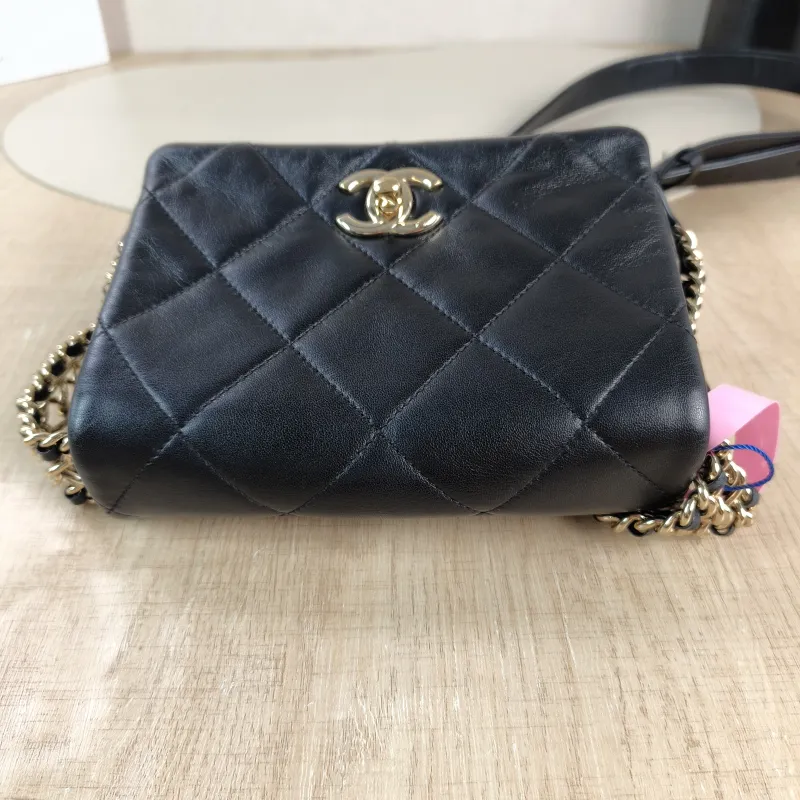 Chanel Shoulder Bag Black Lambskin One Size 17.5 × 6 × 12 cm — detail view 7 of 11