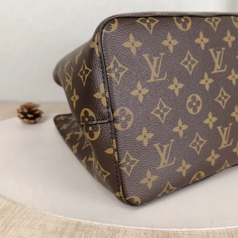 Louis Vuitton Shoulder Bag NÉONOÉ Bucket Bag PVC Medium 26 × 17.5 × 26 cm — detail view 2 of 9