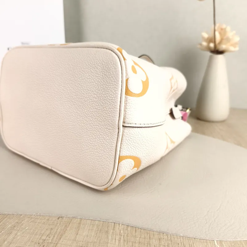 Louis Vuitton Crossbody Bag NÉONOÉ Bucket Bag BB Monogram Empreinte Embossed Calfskin BB 20 × 13 × 20 cm Conditioned — detail view 6 of 11
