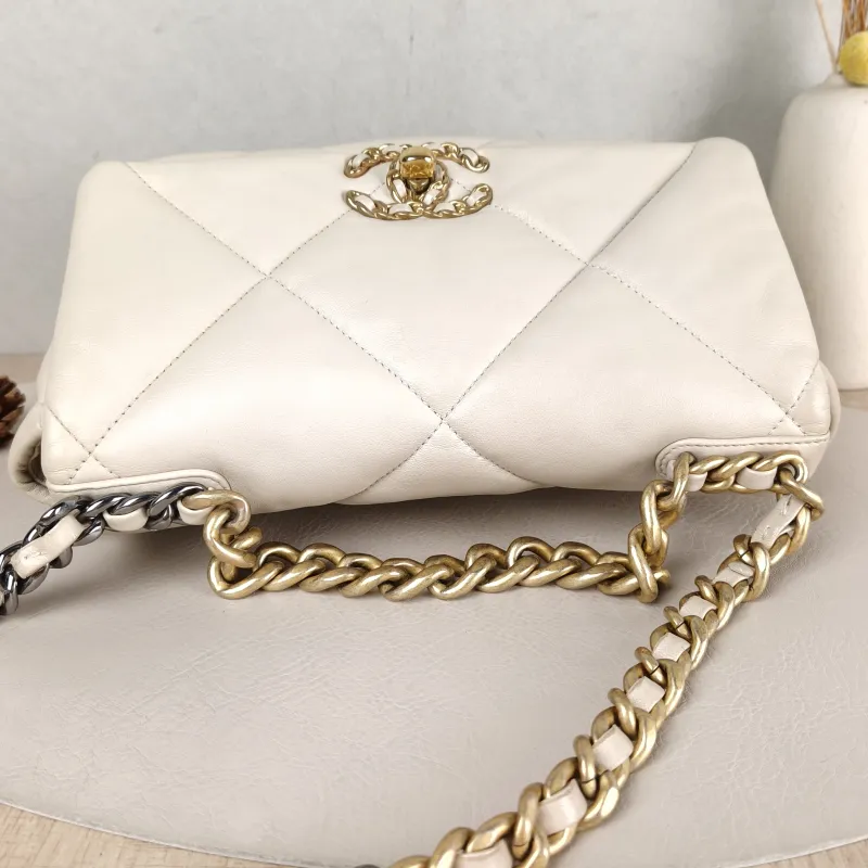 Chanel Crossbody Bag 19Bag Beige Lambskin Small 26 × 9 × 16 cm 30 — detail view 5 of 15