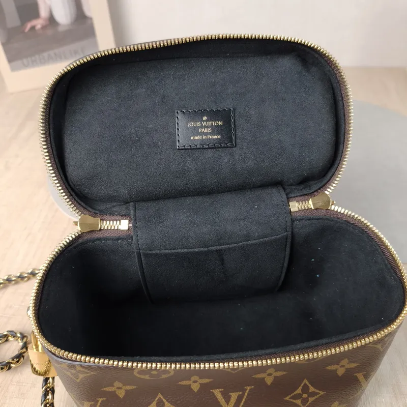 Louis Vuitton Shoulder Bag VANITY Cosmetic Bag Monogram PVC Small 19 × 11 × 13 cm — detail view 9 of 12