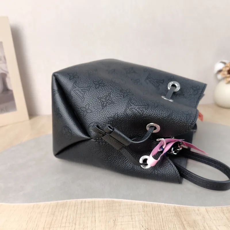 Louis Vuitton Crossbody Bag BELLA Black Calfskin One Size 22 × 14 × 19 cm — detail view 6 of 10