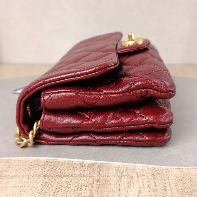 Chanel Crossbody Bag Burgundy Lambskin One Size 22 × 8 × 14 cm — detail view 2 of 12