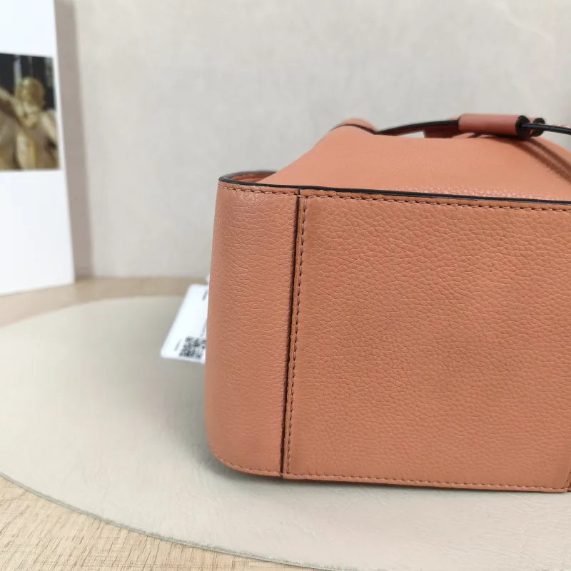 LOEWE Crossbody Bag Hammock Calfskinmini17 × 11 × 19.5 cm — detail view 9 of 12