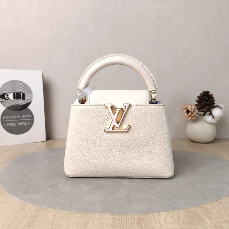 Louis Vuitton Shoulder Bag Capucines White Calfskinmini21 × 8 × 14 cm