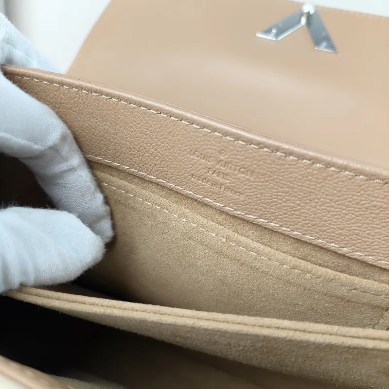 Louis Vuitton Shoulder Bag Very Chain Chain Bag Calfskin One Size24 × 8 × 15 cm — detail view 3 of 14