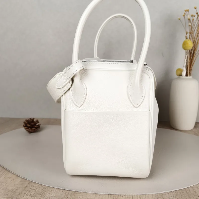 Hermès Crossbody Bag Lindy 2601White Evercolor Calfskin Small26 × 12 × 18 cm — detail view 2 of 14