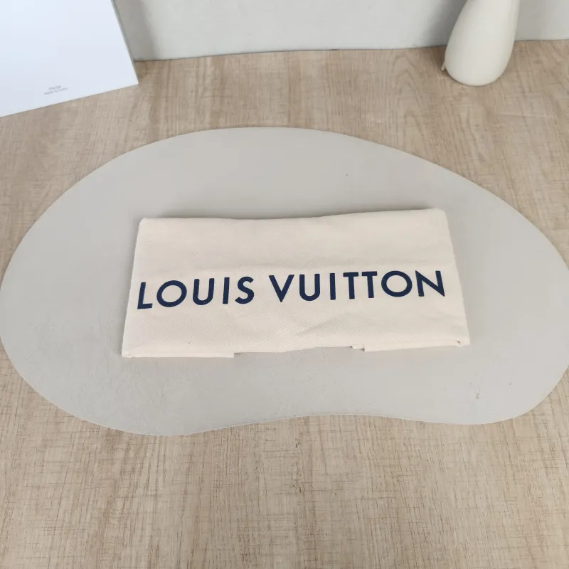 Louis Vuitton Crossbody Bag Capucines East West Black Calfskinmini22 × 8 × 12 cm — detail view 12 of 14