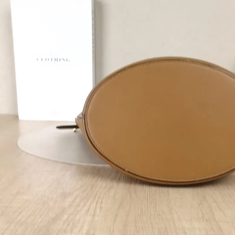 CELINE Crossbody Bag Clasp Bucket Bucket Bag Brown Calfskin One Size20 × 13.5 × 26 cm — detail view 6 of 13