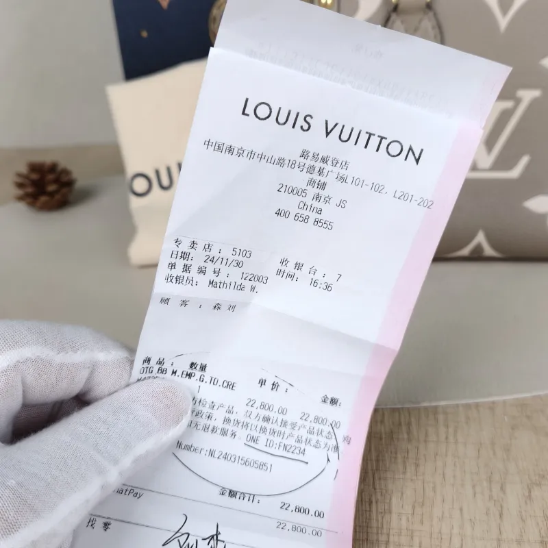 Louis Vuitton Crossbody Bag Onthego BB · White Empreinte Embossed Calfskin Monogram BB18 × 8.5 × 15 cm — detail view 10 of 11