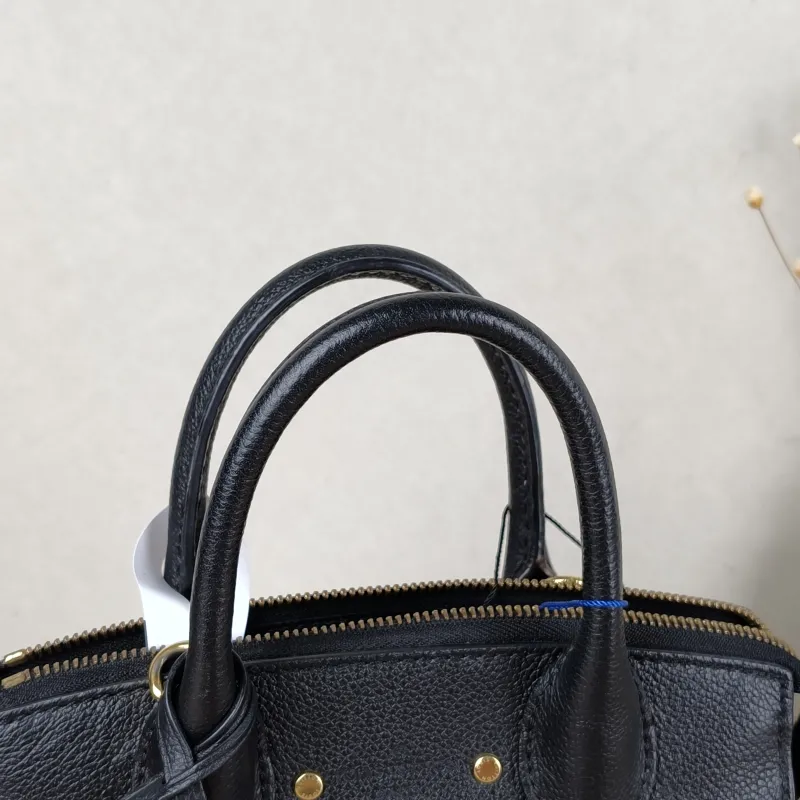 Louis Vuitton Crossbody Bag Pont Neuf Shoulder Bag Black Calfskinmini22.5 × 11 × 19 cm — detail view 8 of 11