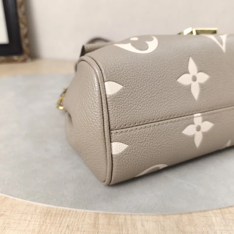 Louis Vuitton Crossbody Bag Favorite Empreinte Embossed Calfskin Monogram Medium24 × 9 × 14 cm — detail view 11 of 18