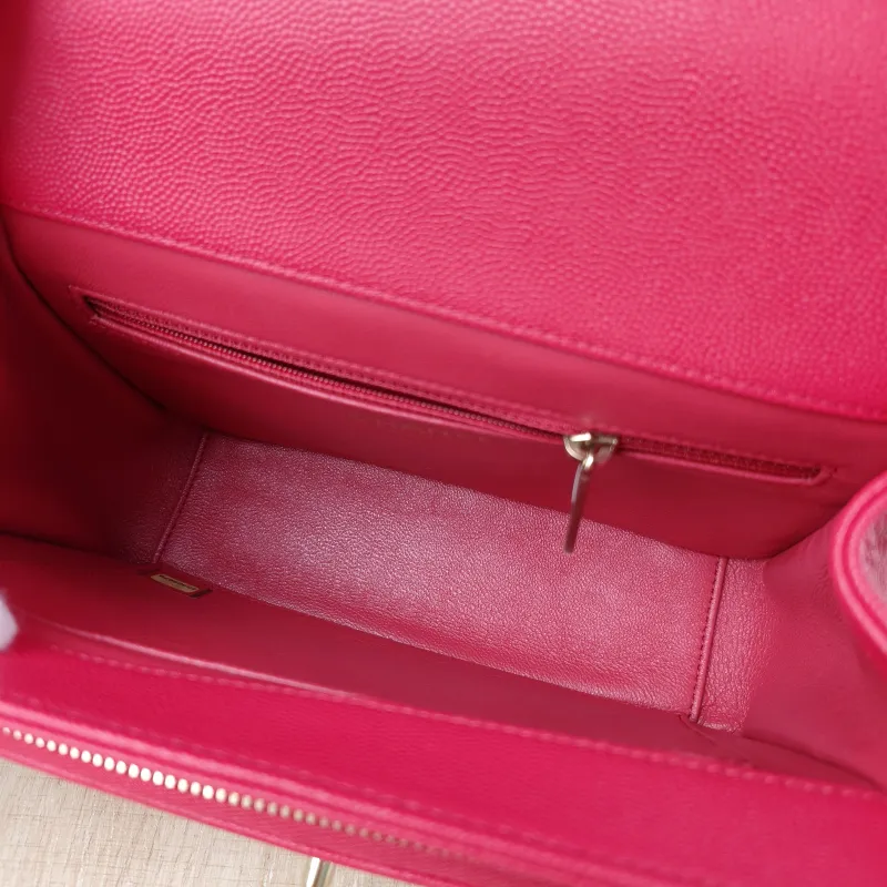 Chanel Crossbody Bag affinity Messenger Bag Red Grained Calfskin Medium 22 × 9.5 × 16 cm 25 — detail view 15 of 16
