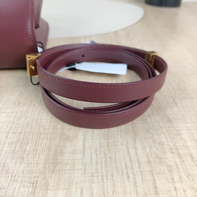 CELINE Crossbody Bag Classic Box Red Calfskin Medium24 × 7 × 18 cm — detail view 4 of 13