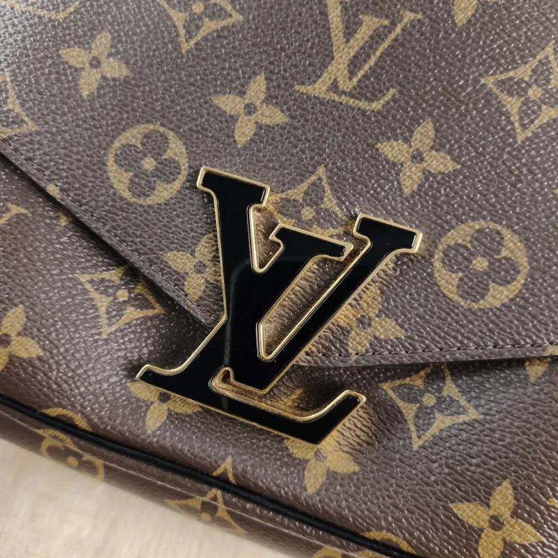 Louis Vuitton Crossbody Bag Passy Messenger Bag Monogram PVC Small23 × 9 × 17 cm — detail view 2 of 13