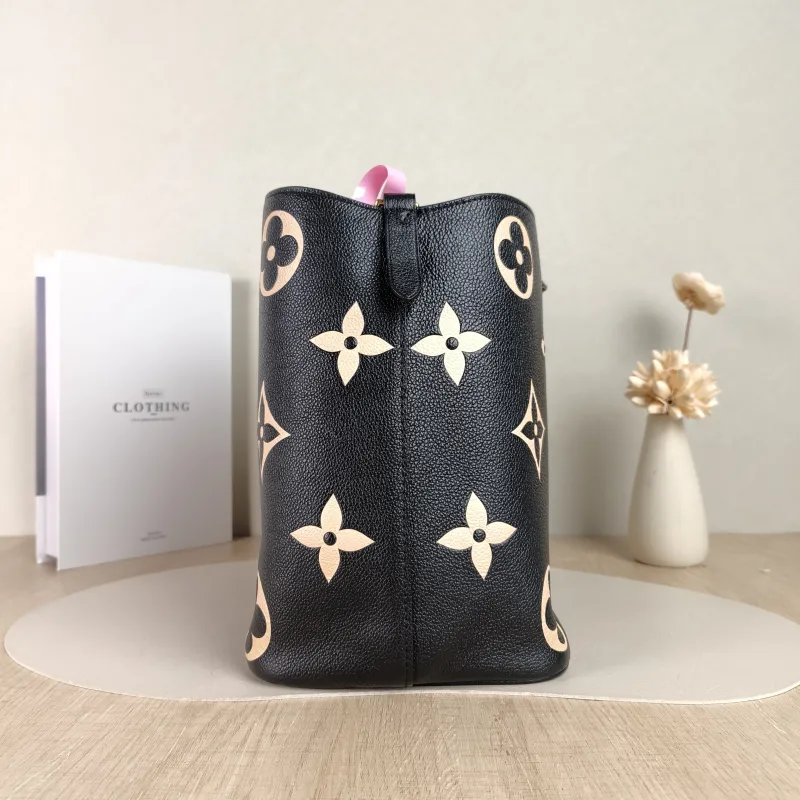 Louis Vuitton Shoulder Bag NÉONOÉ Bucket Bag Black · White Monogram Empreinte Embossed Calfskin Medium 26 × 17.5 × 26 cm — detail view 1 of 11