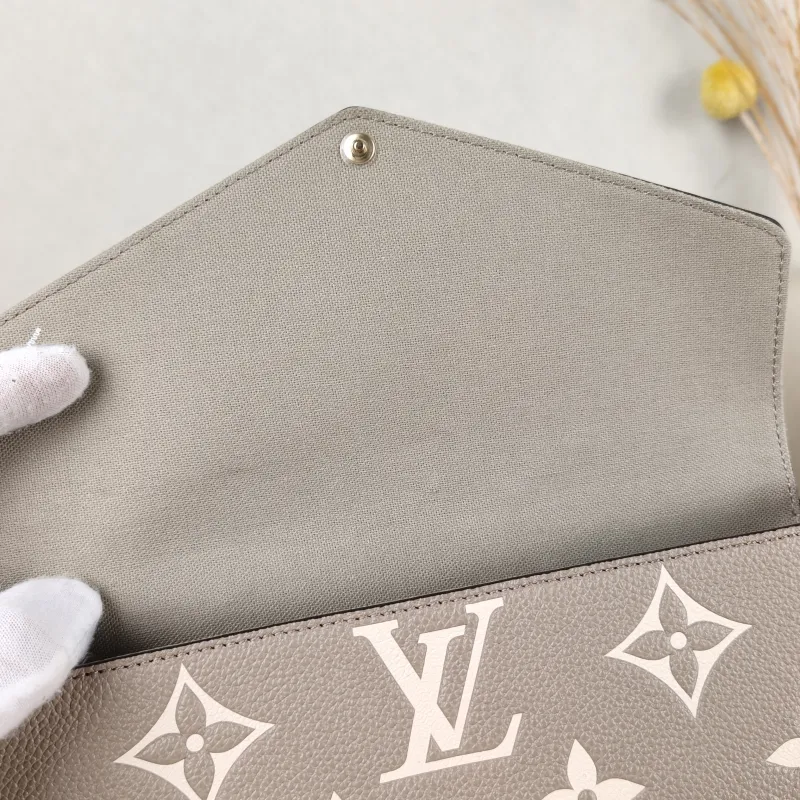 Louis Vuitton Crossbody Bag Pochette Félicie · White Calfskin Small 21 × 3 × 12 cm — detail view 5 of 15