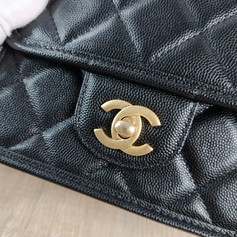 Chanel Crossbody Bag Messenger Bag Black Grained Calfskin 17 × 6 × 16 cm — detail view 6 of 11