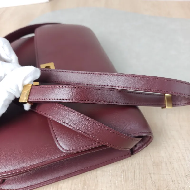 CELINE Crossbody Bag Classic Box Red Calfskin Medium24 × 7 × 18 cm Conditioned — detail view 3 of 11