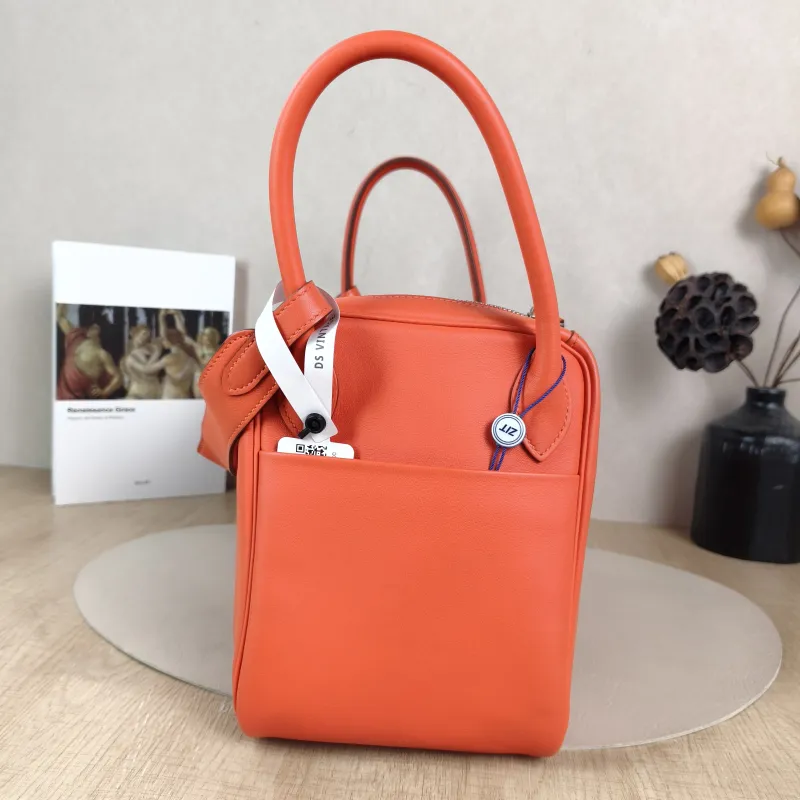 Hermès Crossbody Bag Lindy 30S5 Swift Calfskin30 × 15 × 19 cm — detail view 8 of 11