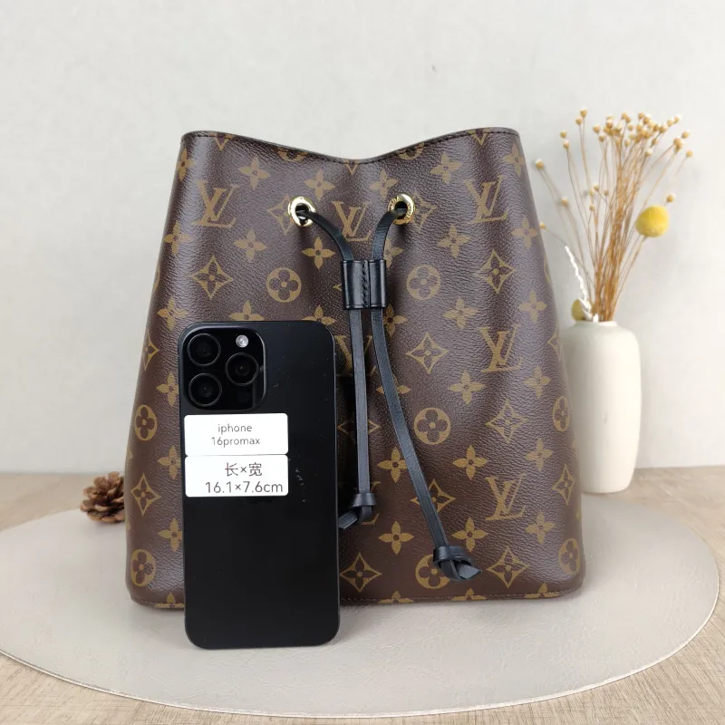 Louis Vuitton Shoulder Bag NÉONOÉ Bucket Bag Black PVC Medium26 × 17.5 × 26 cm — cover view 3 of 5