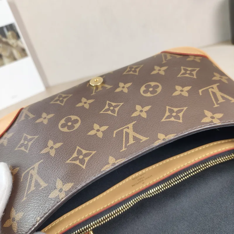 Louis Vuitton Crossbody Bag Diane Baguette Bag Shoulder Strap PVC Small 24 × 9 × 15 cm — detail view 4 of 13