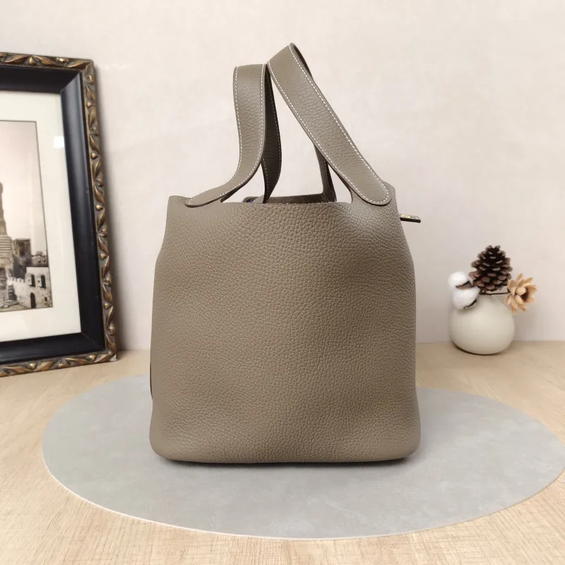 Hermès Top Handle Bag Picotin Lock 22 22 Clemence Taurillon TC Calfskin Medium22 × 18 × 21 cm — detail view 10 of 17