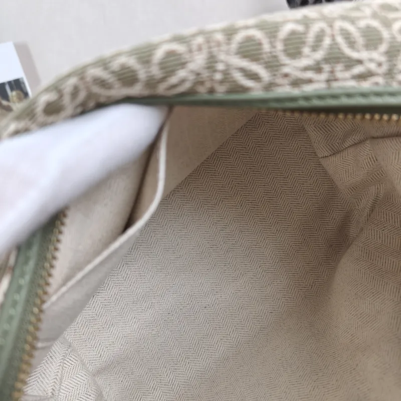 LOEWE Top Handle Bagcubi Vanity Case Bag Monogram Canvas Small20 × 11 × 15 cm — detail view 5 of 10
