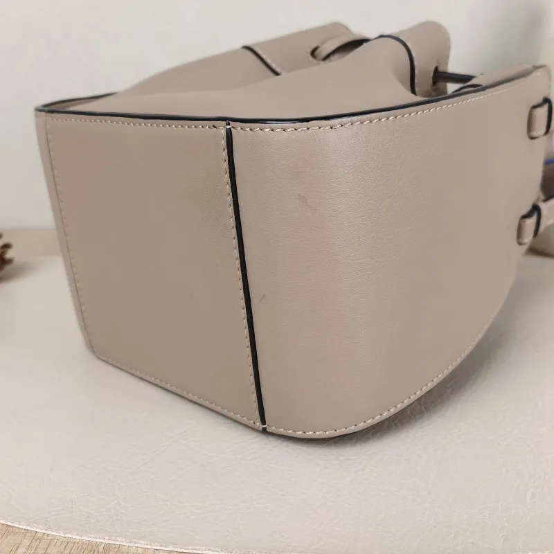 LOEWE Crossbody Bag Hammock Calfskinmini17 × 11 × 19.5 cm — detail view 4 of 12