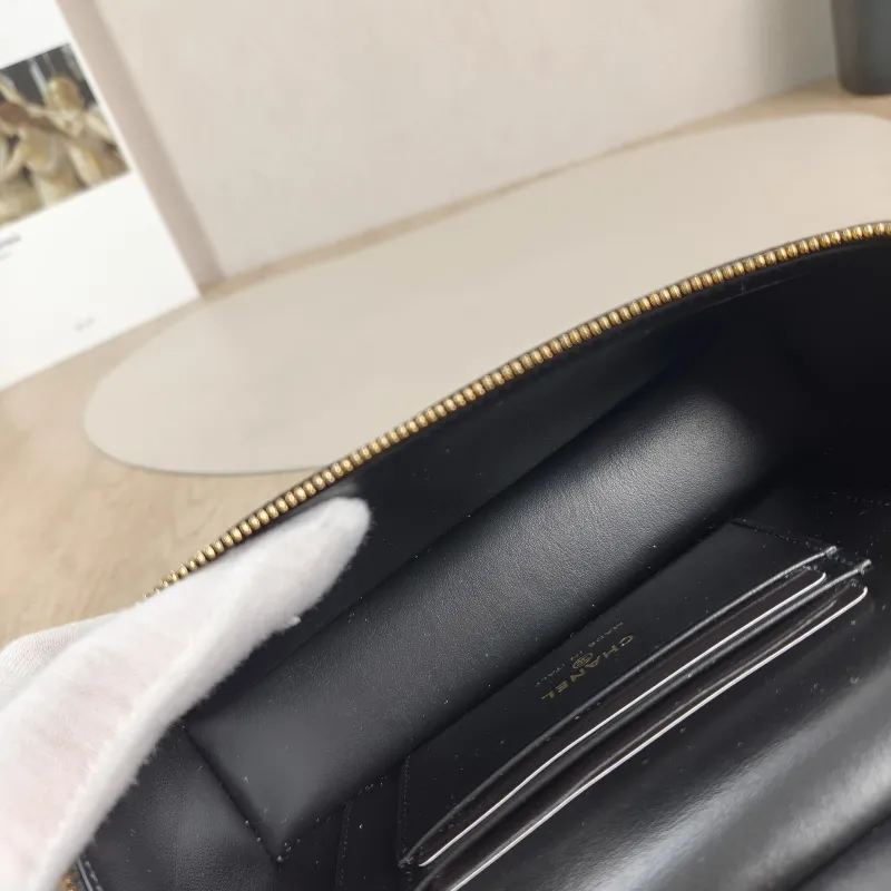 Chanel Crossbody Bag lp Vanity Case Bag Black Calfskin One Size 19.5 × 5 × 17 cm — detail view 10 of 15