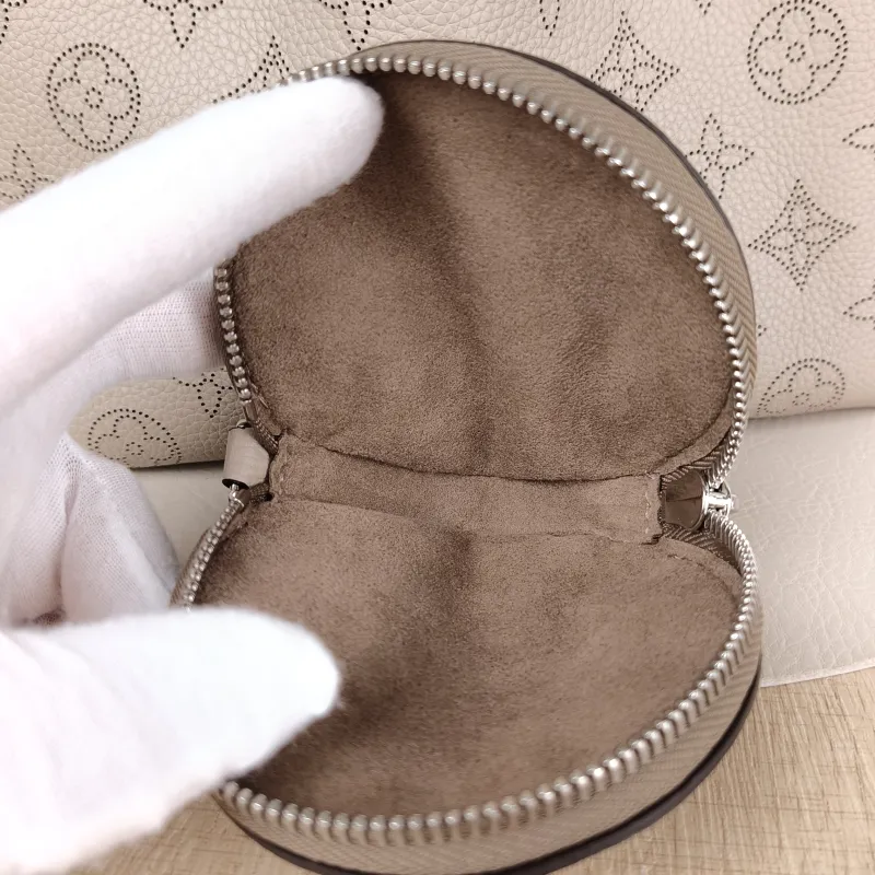 Louis Vuitton Crossbody Bag BELLA Calfskin One Size 22 × 14 × 19 cm — detail view 9 of 11
