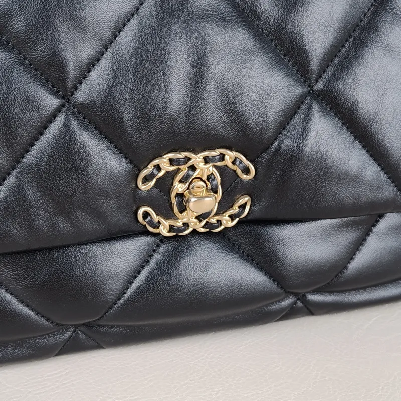 Chanel 19Bag Black Lambskin Medium30 × 10 × 20 cm — detail view 6 of 15