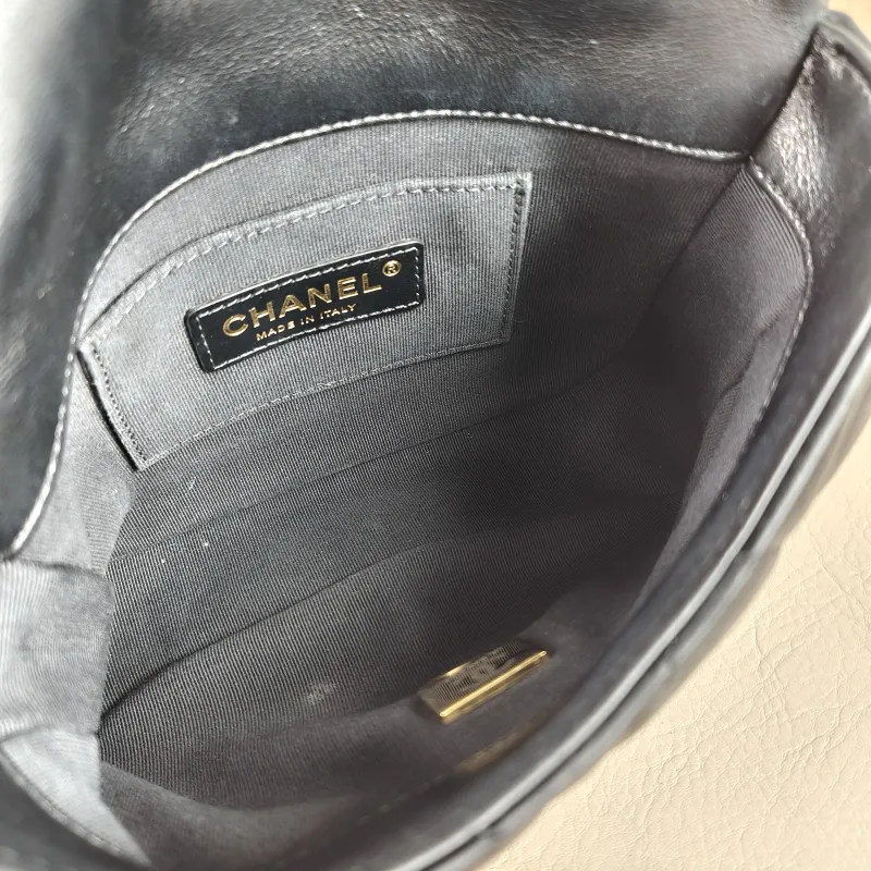 Chanel Crossbody Bag Crossbody Bag Black with Gold-Tone Hardware Lambskin One Size 18 × 5 × 15 cm — detail view 9 of 12