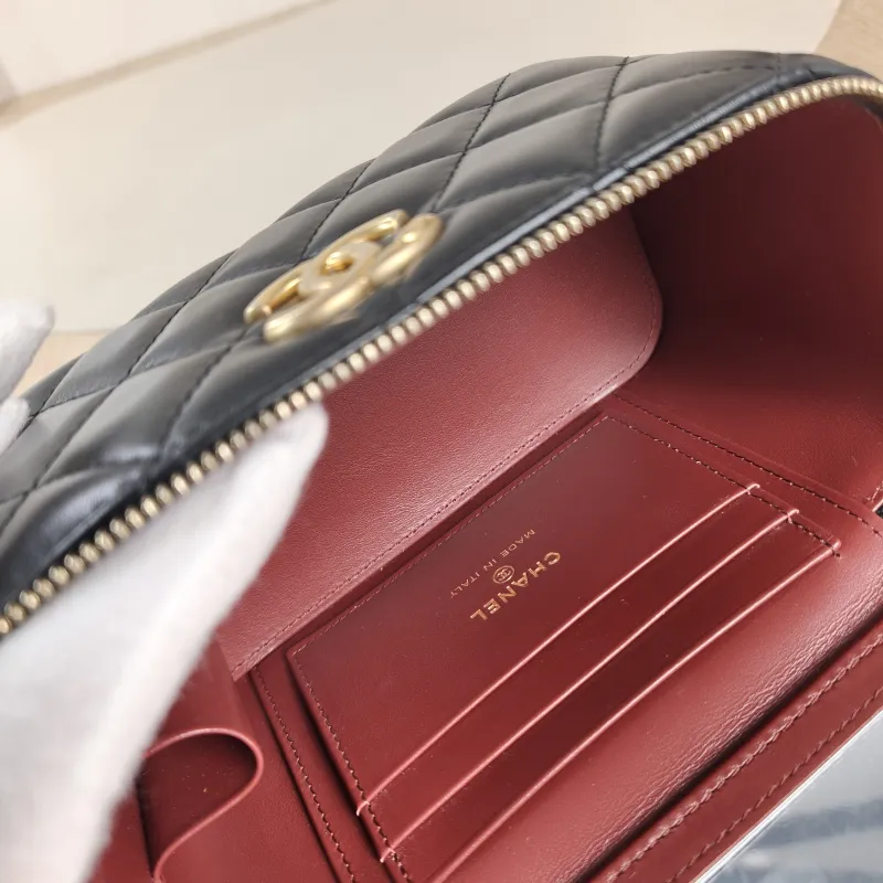 Chanel Crossbody Bag Black Calfskin One Size 16 × 8 × 9.5 cm — detail view 1 of 12