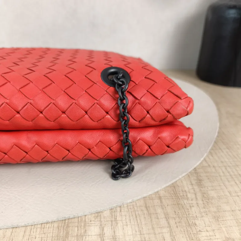 Bottega Veneta Shoulder Bag Shoulder Bag Red Lambskin One Size30 × 4 × 18 cm — detail view 7 of 11