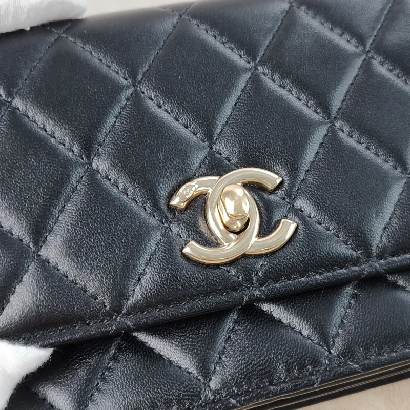 Chanel Crossbody Bag trendy cc woc Black with Gold-Tone Hardware Lambskin One Size 15.5 × 3.5 × 11 cm 30 — detail view 9 of 13