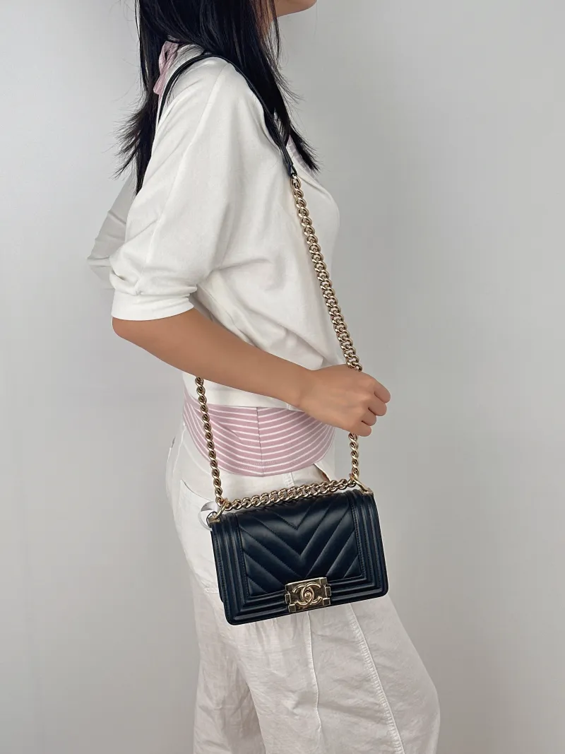 Chanel Crossbody Bagv Le Boy​Black Calfskin Small20.5 × 8.5 × 12 cm — on-model view 2 of 3