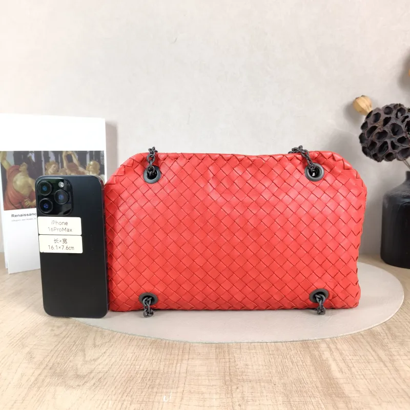 Bottega Veneta Shoulder Bag Shoulder Bag Red Lambskin One Size30 × 4 × 18 cm — cover view 4 of 6