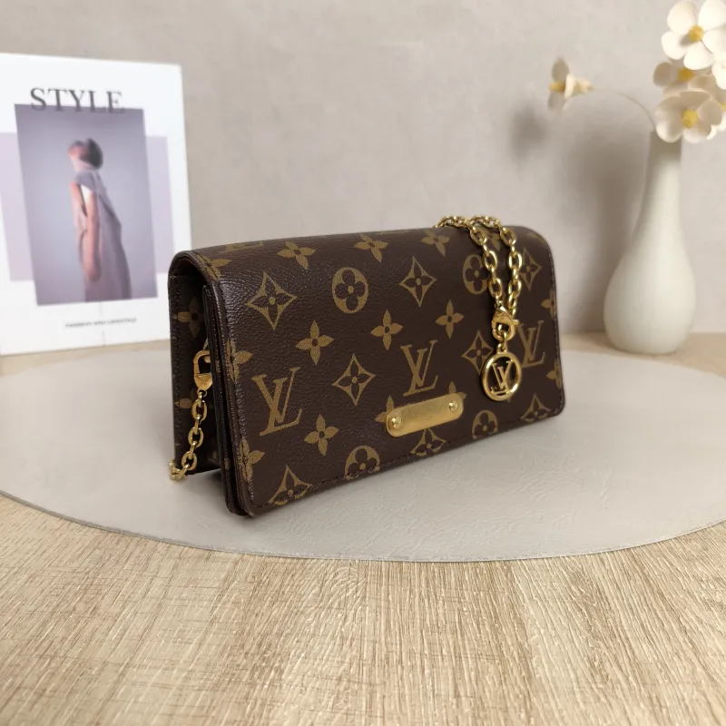 Louis Vuitton Crossbody Bag LILY Chain Bagwoc Monogram PVC One Size21 × 3.5 × 10.5 cm — cover view 2 of 12